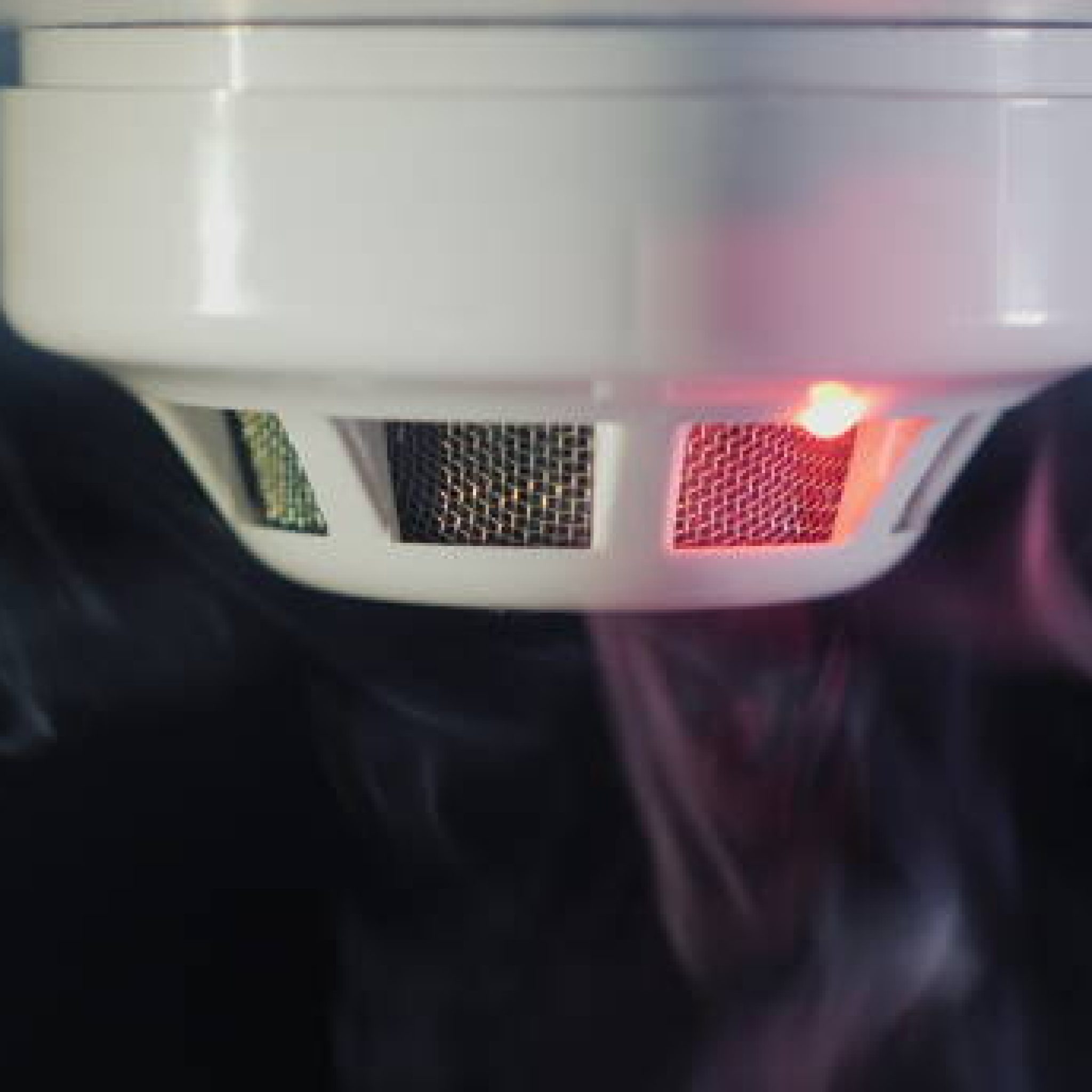 The smoke detector is triggered by a trickle of dum, the red indicator lights up.